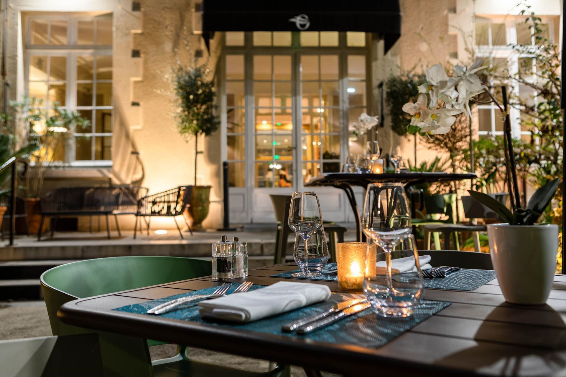 Espace de restauration en plein air aménagé à Oceania Hotels