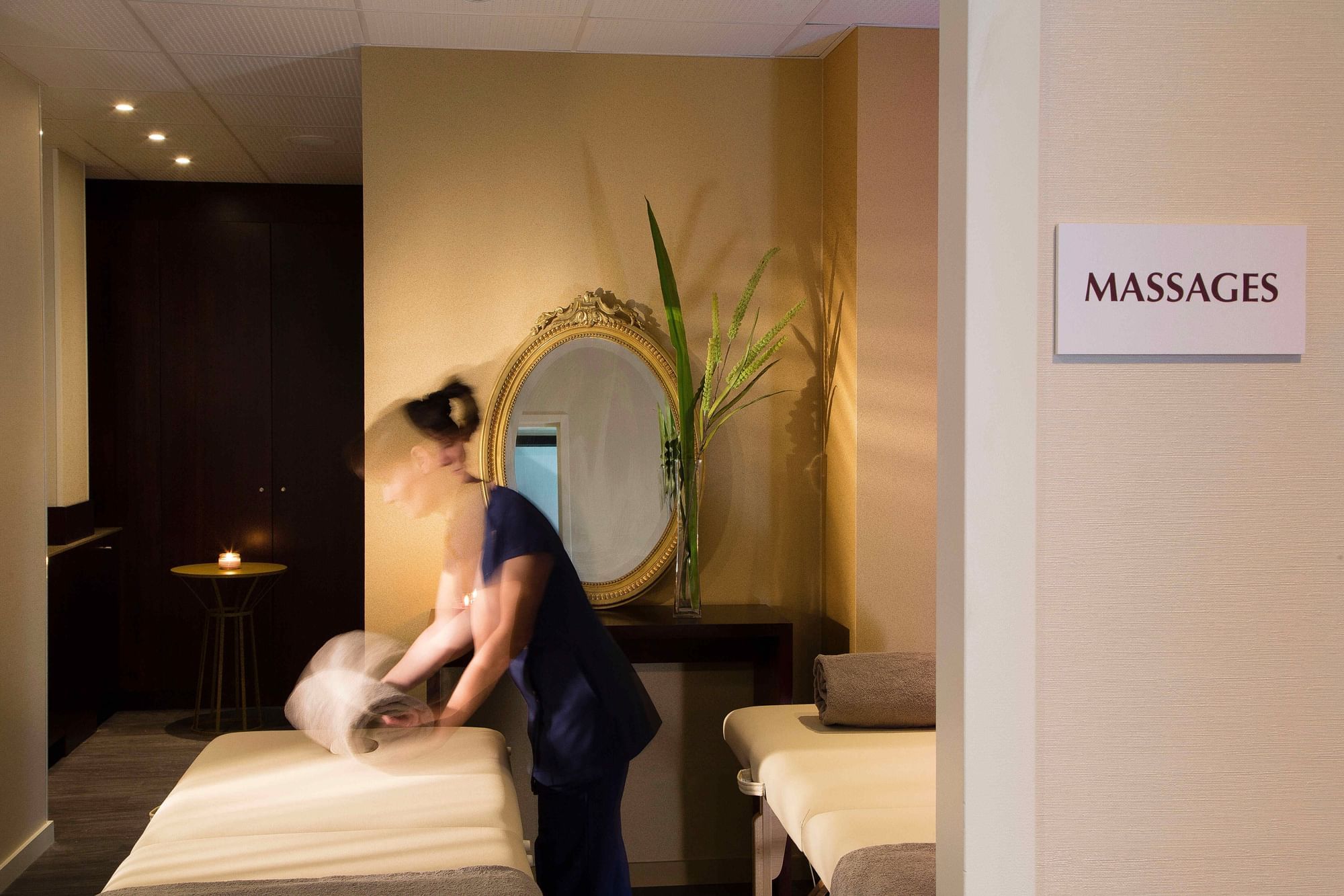 Vue intérieure du spa avec des lits de massage à Oceania Hotels