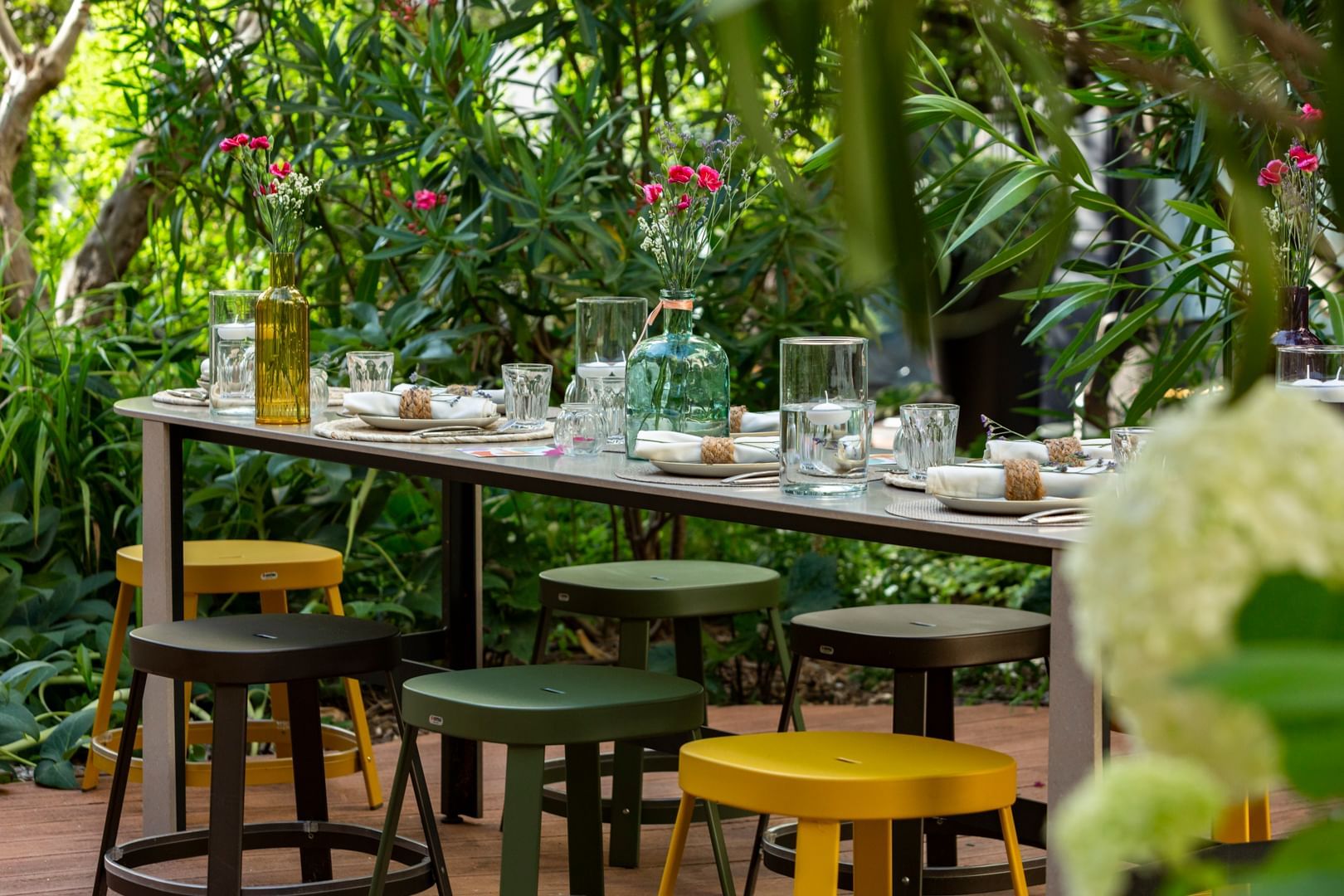 Espace de restauration en plein air avec une végétation luxuriante à Oceania Hotels