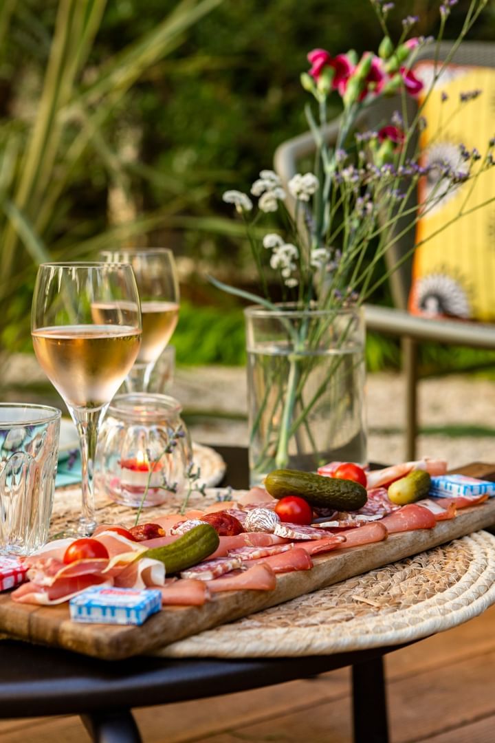 Gros plan d'une table de dîner dressée à Oceania Hotels