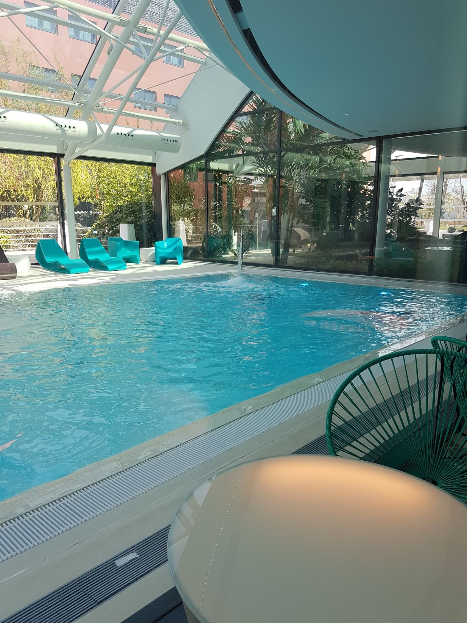 Chaises longues près de la piscine intérieure à Oceania Hotels