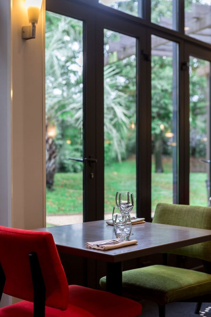 Tables de restauration dans le restaurant à Oceania Hotels