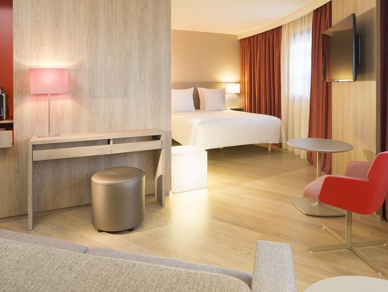 Lit et bureau dans les chambres familiales aux Oceania Hotels