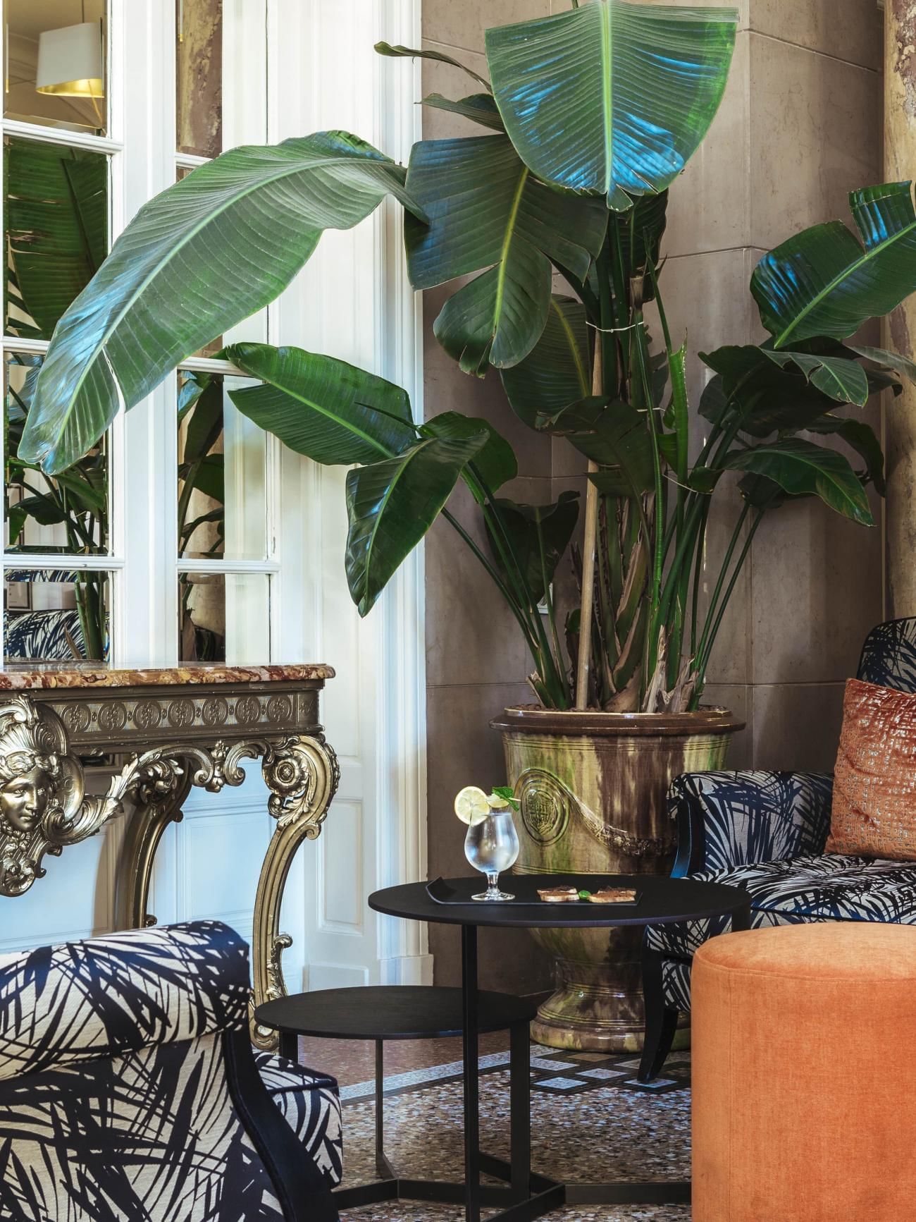 Espace salon avec des canapés confortables aux Oceania Hotels