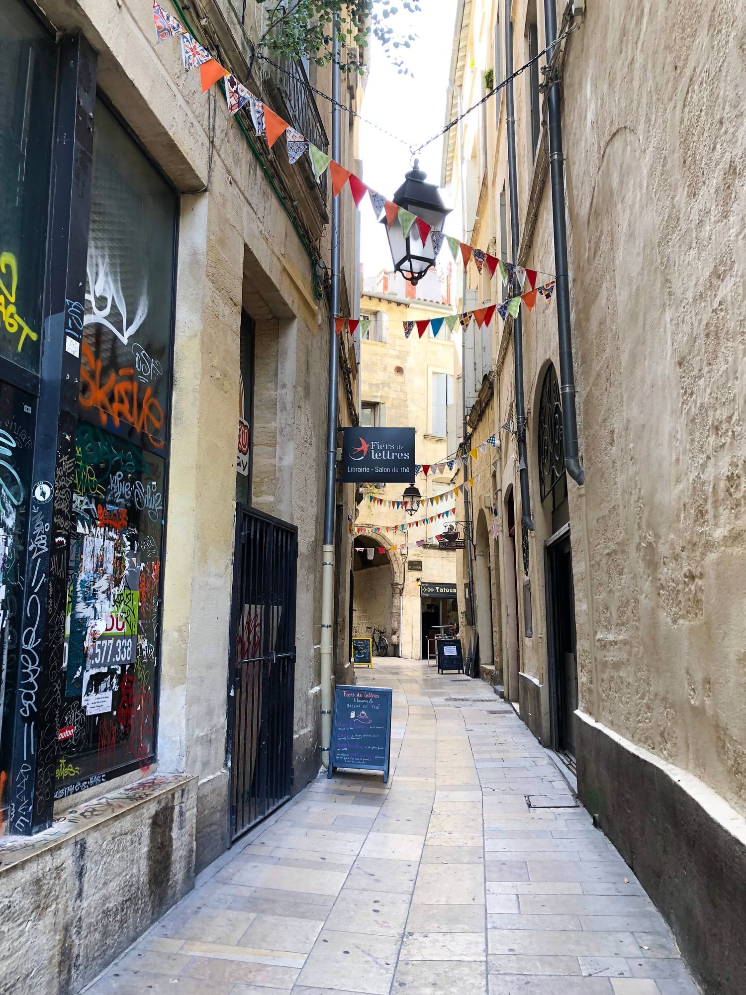 Allée décorée de drapeaux près des Oceania Hotels