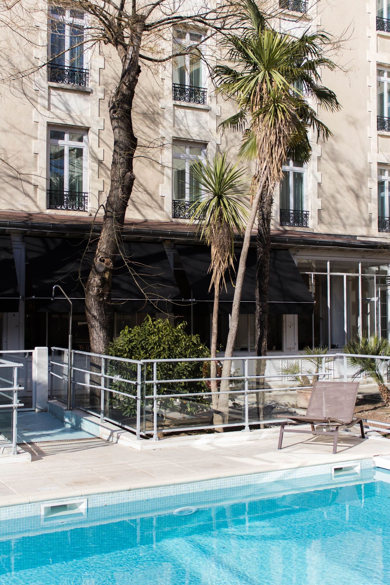 Salon près de la zone de piscine extérieure aux Oceania Hotels