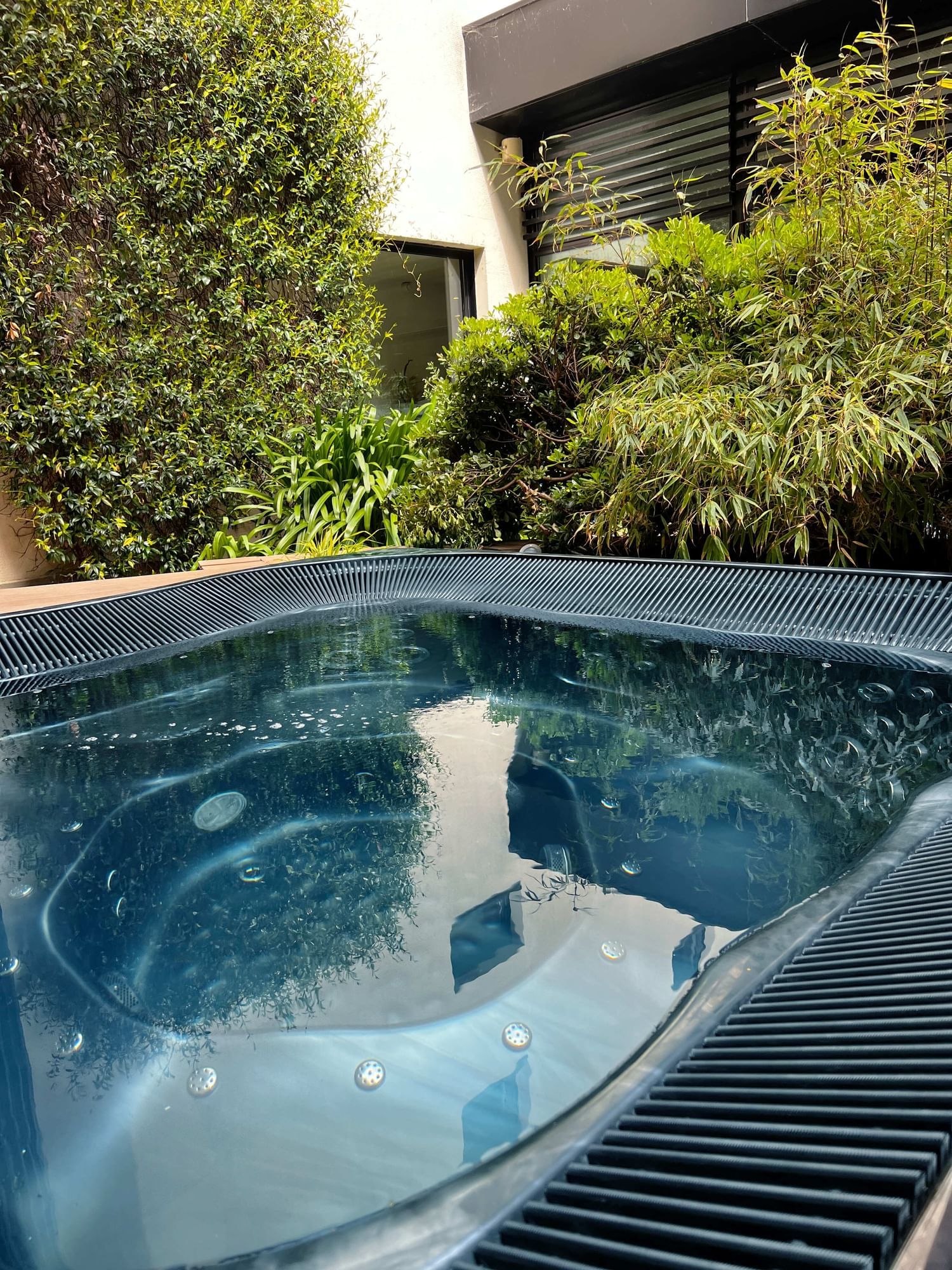 Jacuzzi extérieur dans le spa aux Oceania Hotels