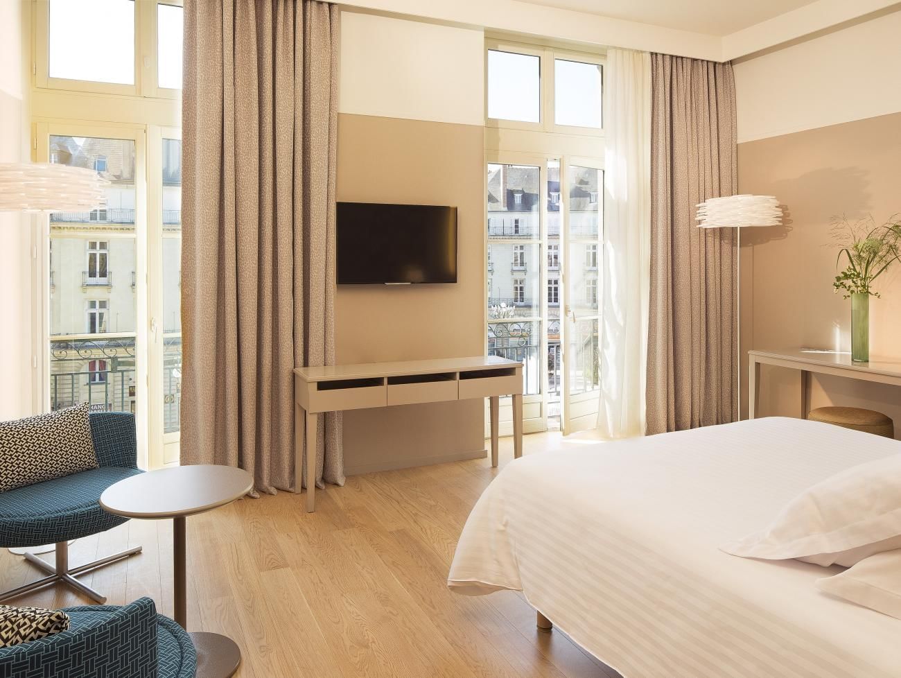 Intérieur d'une chambre avec mobilier aux Oceania Hotels