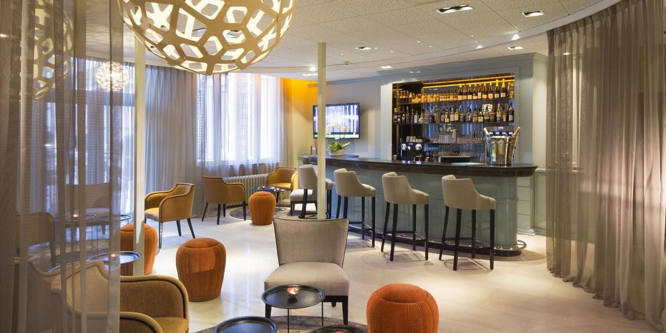Intérieur du bar avec comptoir aux Oceania Hotels